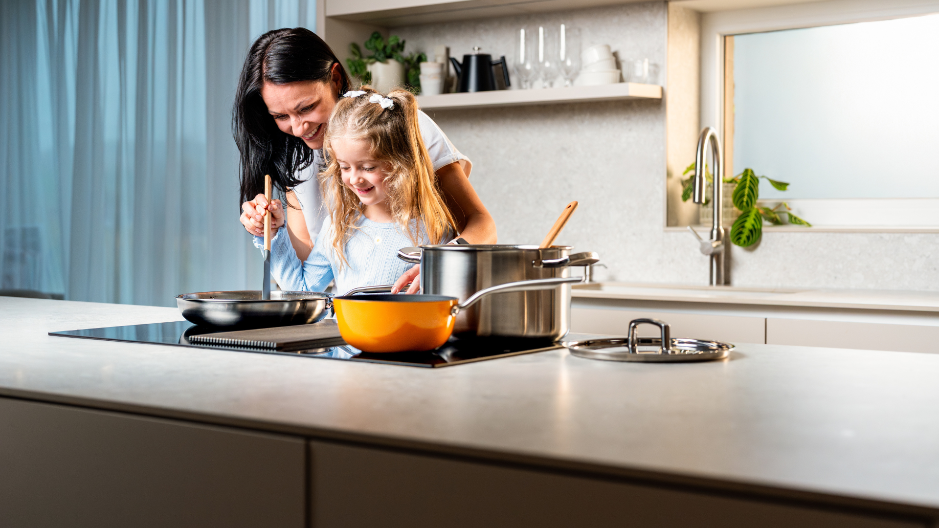 Kdy použít litinu a kdy nerez: průvodce nádobím v praxi