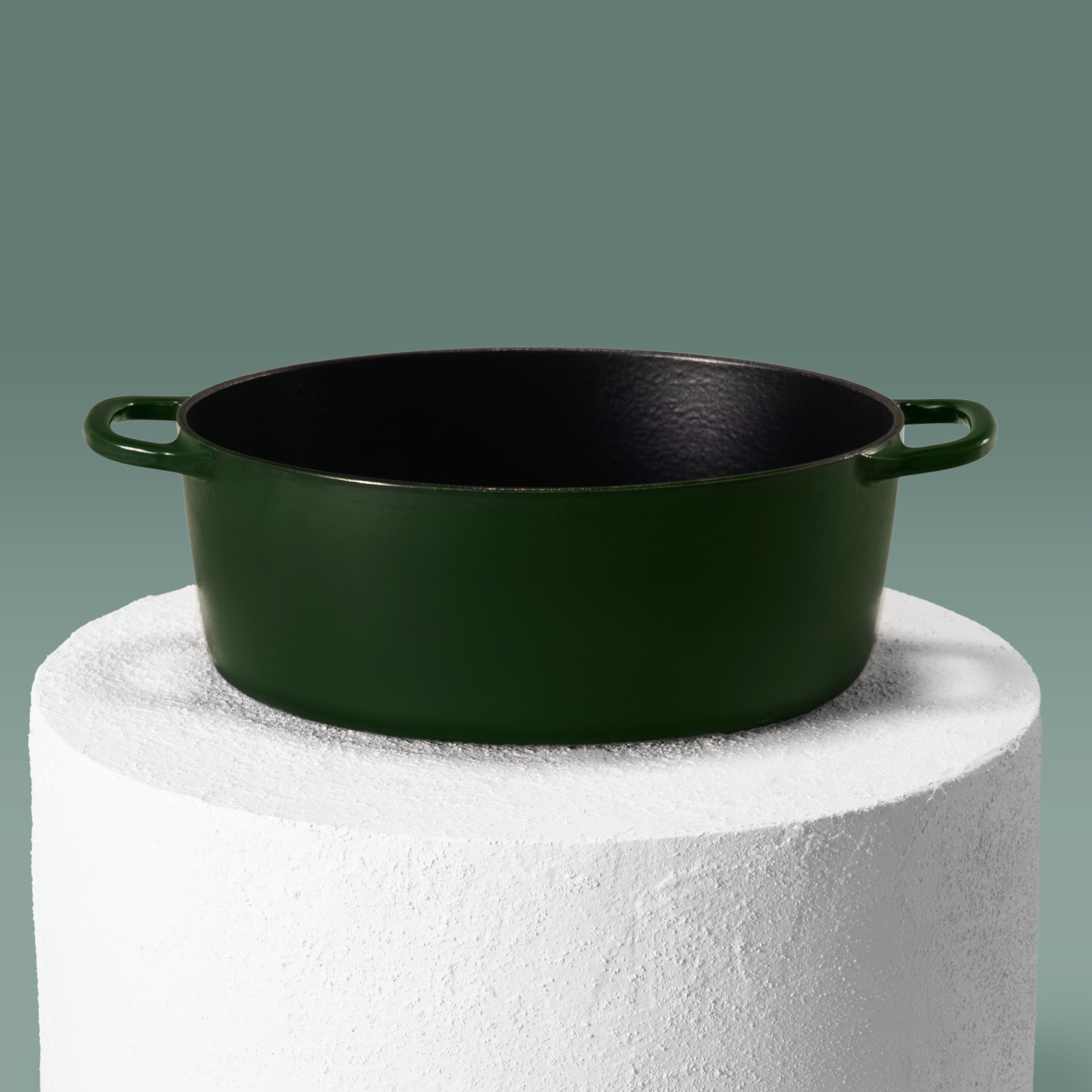 Litinový oválný hrnec, materiál litina, povrchová úprava smalt, rozměr 32 cm.