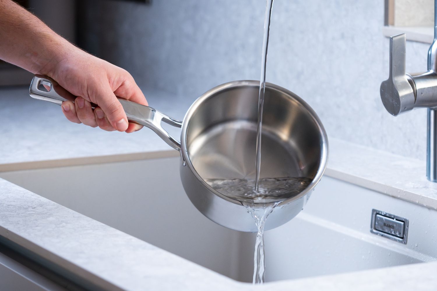 Cisteni nerezovych panvi a hrncu bez poskozeni