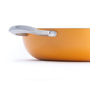 Litinový kastrol o průměru 30 cm z tenkostěnné litiny. Barva: oranžová. Skvělý na pečení masa, zapékání i dušení.