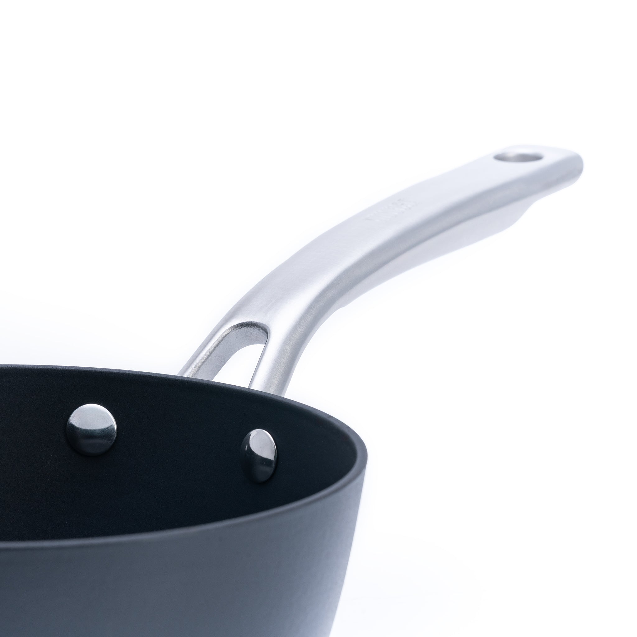 Litinový rendlík o průměru 18 cm z tenkostěnné litiny. Barva: matná černá. Praktický na přípravu menších pokrmů a omáček.