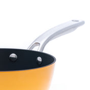 Litinový rendlík o průměru 18 cm z tenkostěnné litiny. Barva: oranžová. Praktický na přípravu menších pokrmů a omáček.