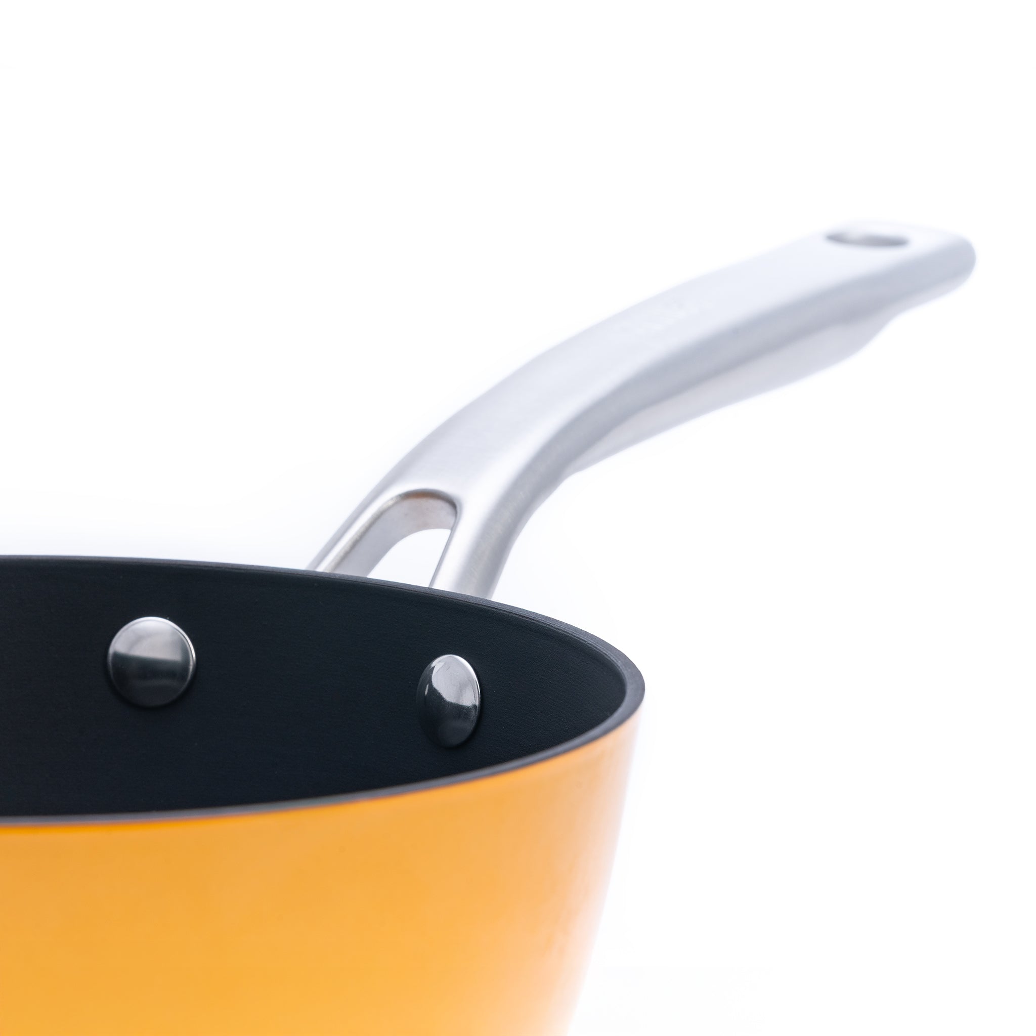 Litinový rendlík o průměru 18 cm z tenkostěnné litiny. Barva: oranžová. Praktický na přípravu menších pokrmů a omáček.