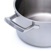 Nerezový vícevrstvý hrnec o průměru 20 cm, vhodný na všechny typy sporáků včetně indukce.