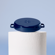 Prémiová litinová Sauté pánev 32 cm se smaltovaným povrchem pro dokonalé výsledky vaření. Nepřilnavý povrch, snadná údržba. Barva: modrá.