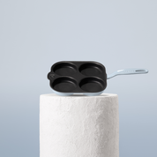 Prémiová litinová pánev na lívance se 4 pozicemi, smaltovaný povrch pro dokonalé výsledky. Barva: pastelově modrá.