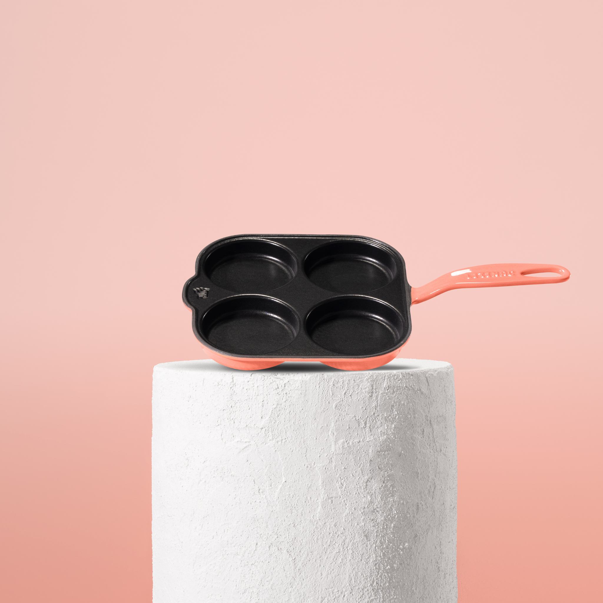 Prémiová litinová pánev na lívance se 4 pozicemi, smaltovaný povrch pro dokonalé výsledky. Barva: pastelově oranžová.