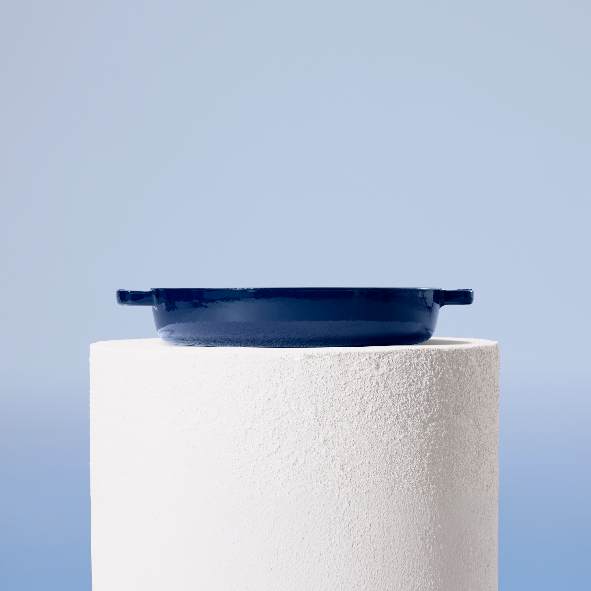 Profesionální Sauté pánev z litiny, 32 cm, smaltovaná úprava pro snadné čištění. Vhodná na všechny typy sporáků. Barva: modrá.