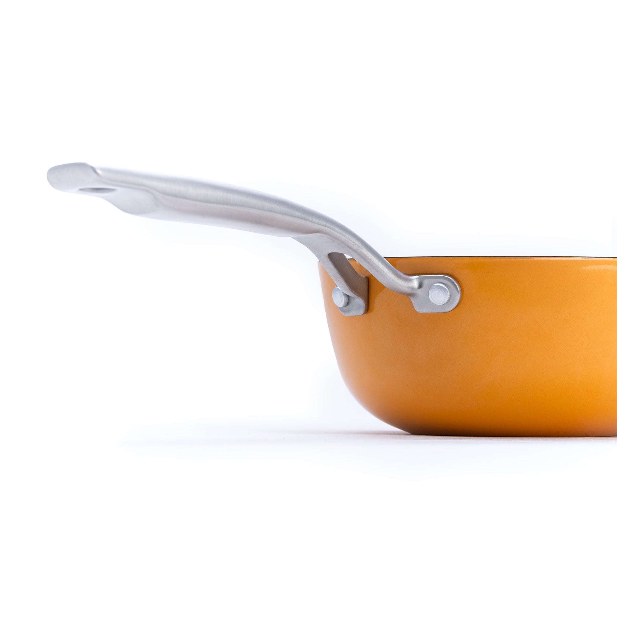 Litinový rendlík o průměru 18 cm z tenkostěnné litiny. Barva: oranžová. Praktický na přípravu menších pokrmů a omáček.