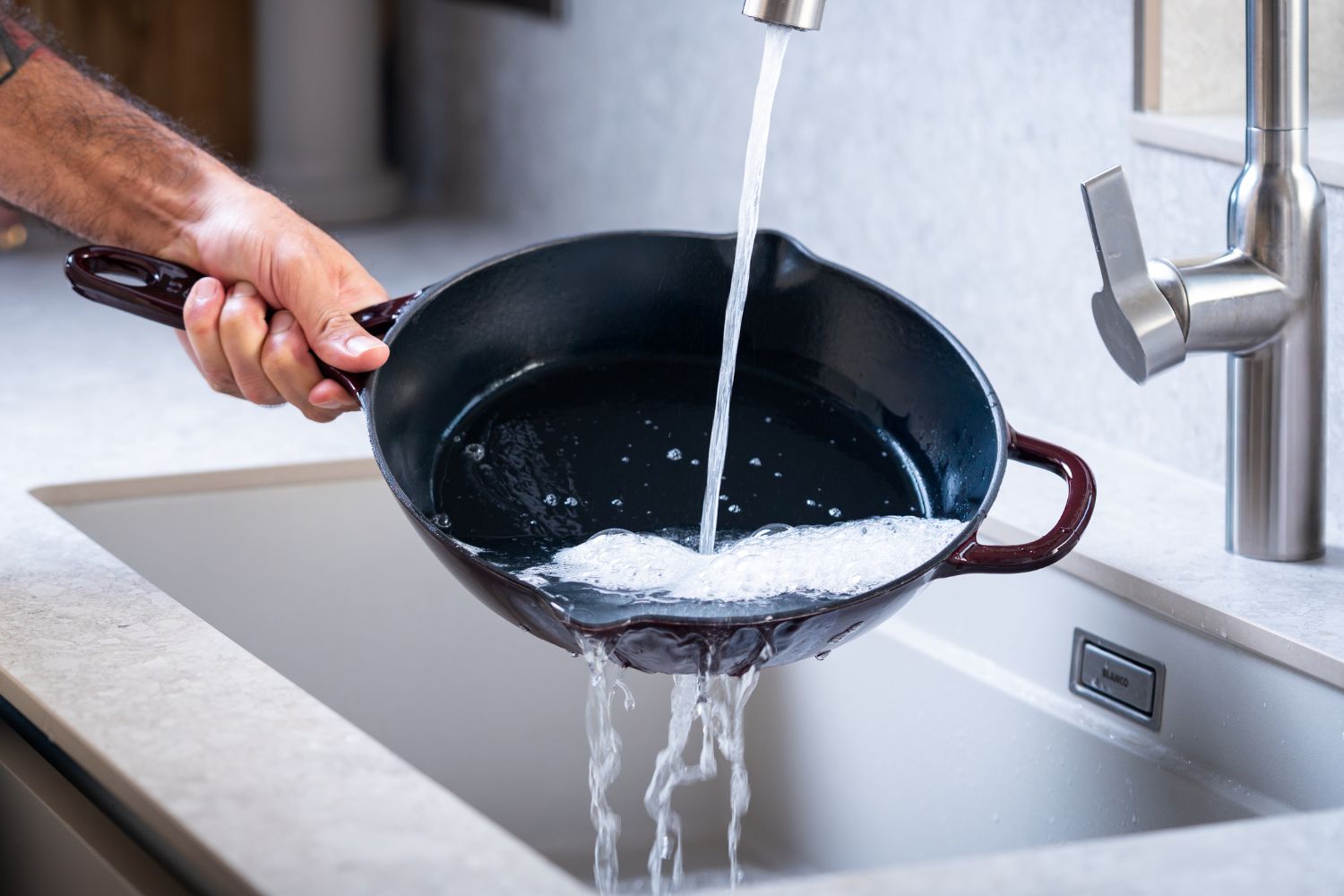 Jak cistit smaltovanou litinu Litinac, aby zustala jako nova