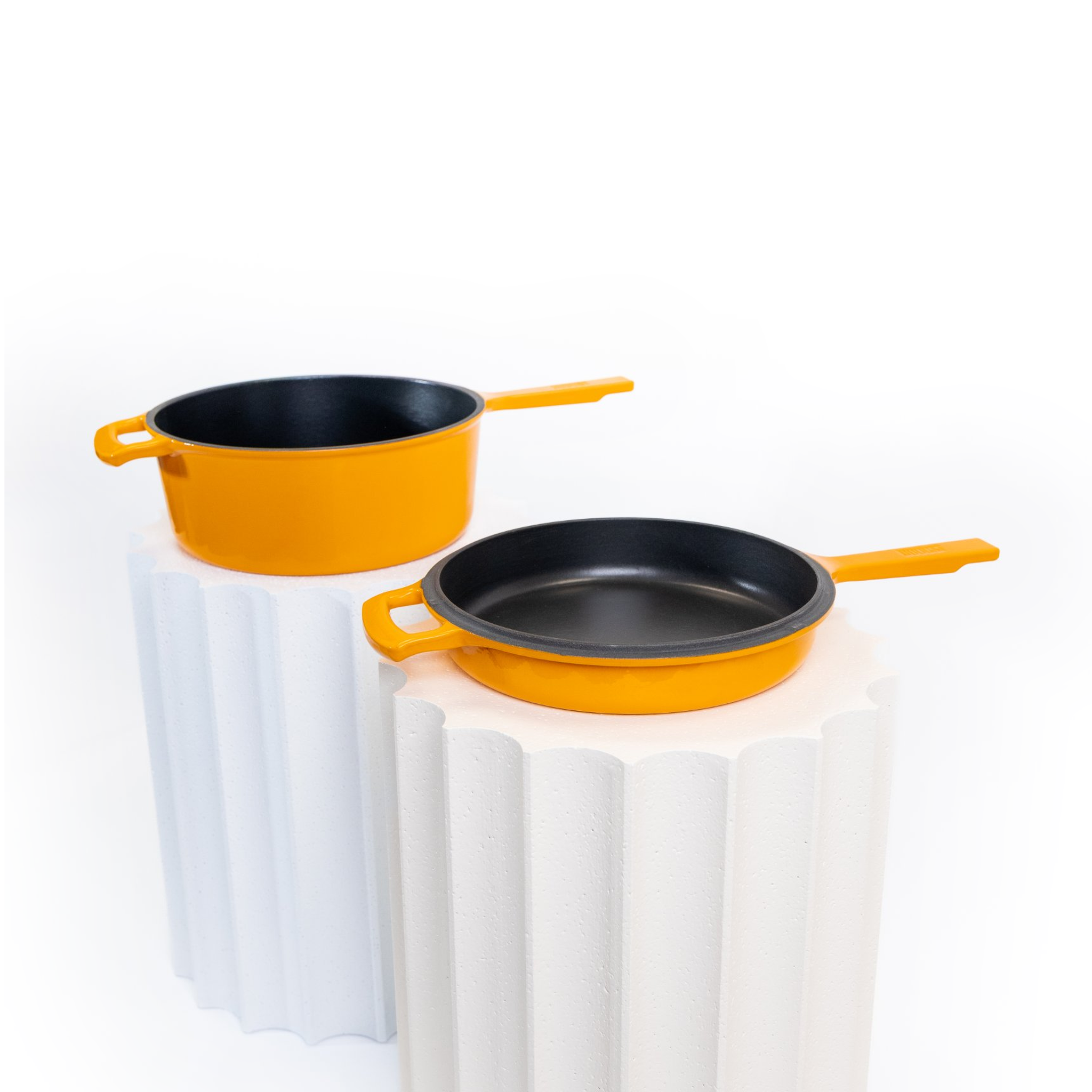 Oranžový hrniec a panvica HUUUST Combo 26 cm s čiernym smaltovaným vnútrom