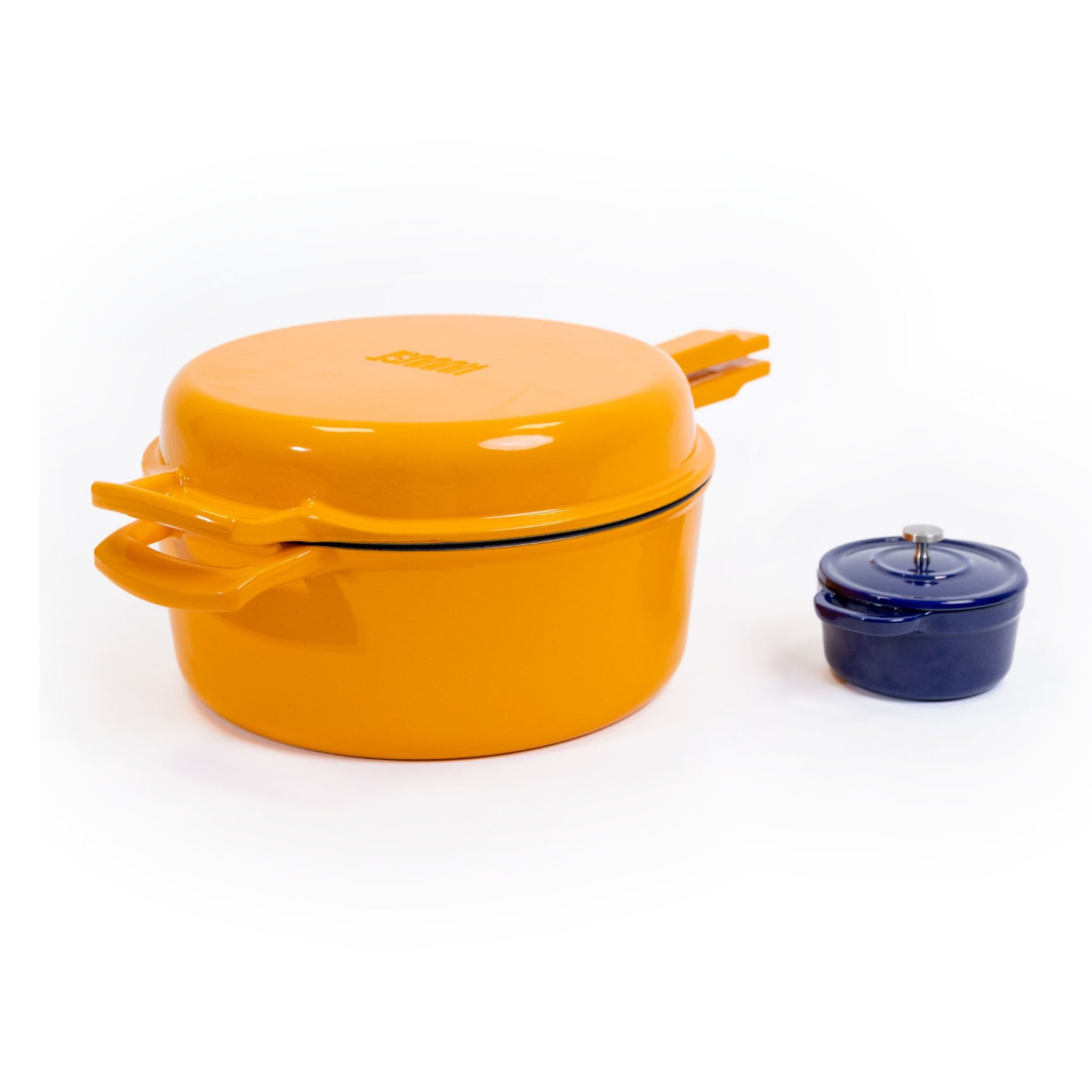 Oranžové HUUUST Combo 26 cm vedľa modrého mini liatinového hrnčeka Ø 10 cm na porovnanie veľkosti