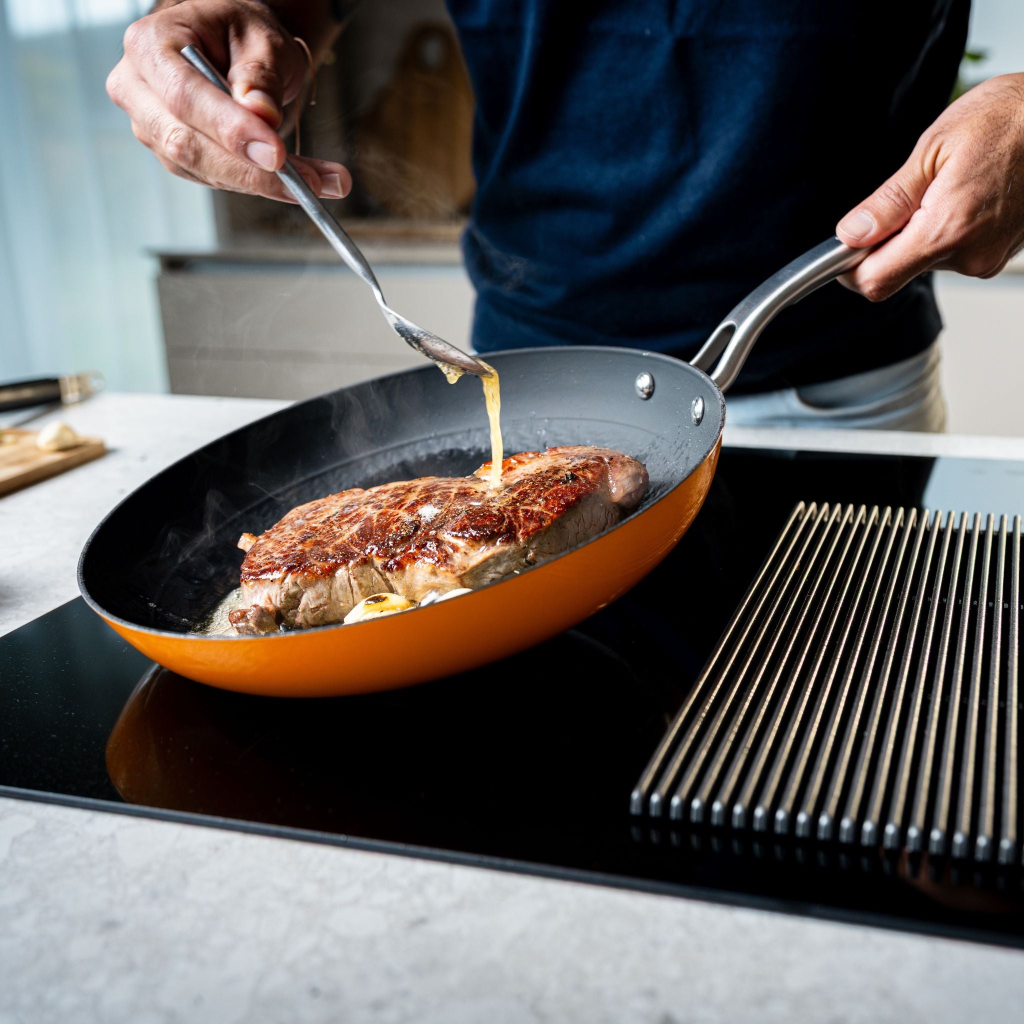 panev z tenkostenne litiny vhodna na indukci a do trouby